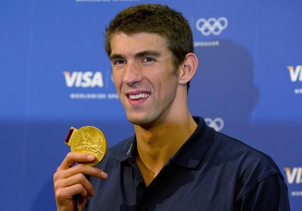 Gambar Foto Atlet Renang Amerika, Michael Phelps, Mendapatkan Medali Emas