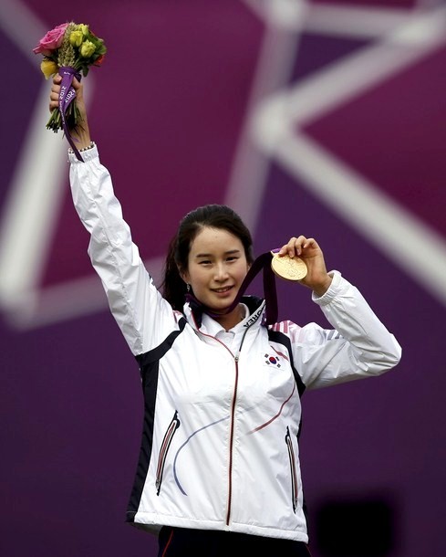 Gambar Foto Atlet Panahan Korea, Ki Bo-bae, Mendapatkan Medali Emas