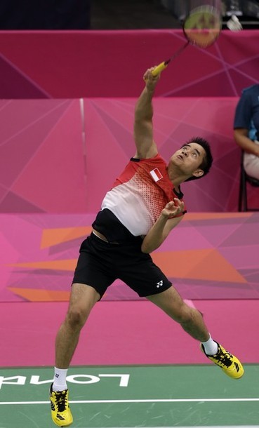 Gambar Foto Simon Santoso Saat Melawan Malaysia di Olimpiade 2012