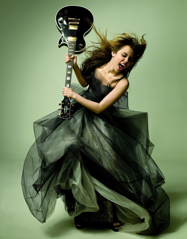 Gambar Foto Miley Cyrus Berpose untuk Majalah Glamour