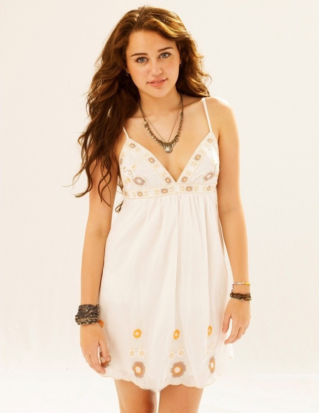Gambar Foto Miley Cyrus Berpose untuk Promo Film 'The Last Song'