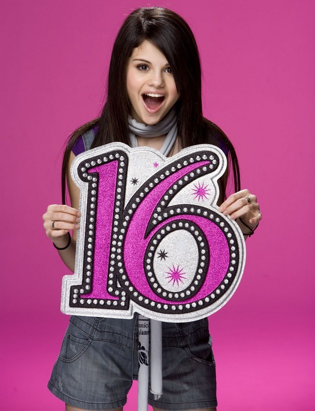 Gambar Foto Selena Gomez Berpose untuk Majalah Tiger Beat