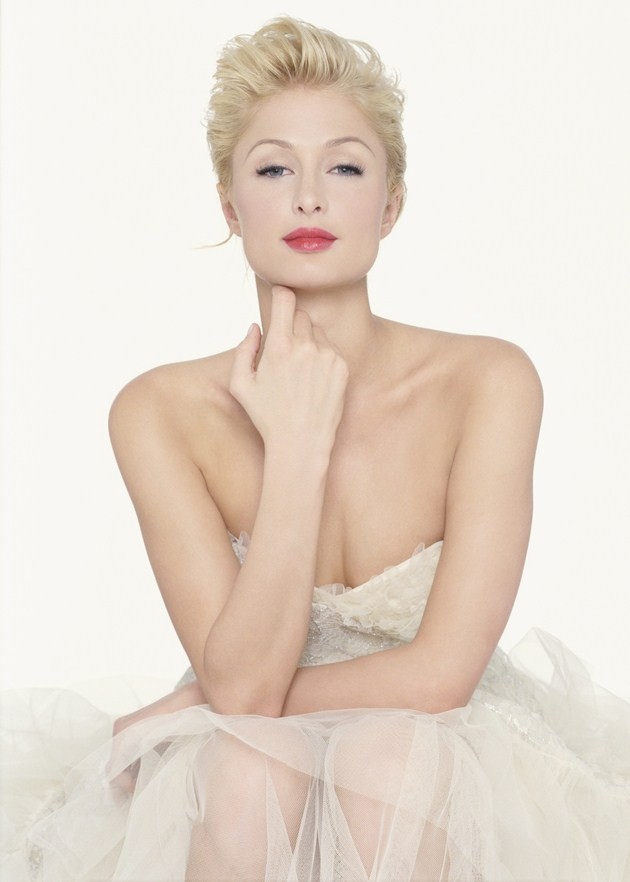 Gambar Foto Paris Hilton Berpose untuk Majalah Glamour