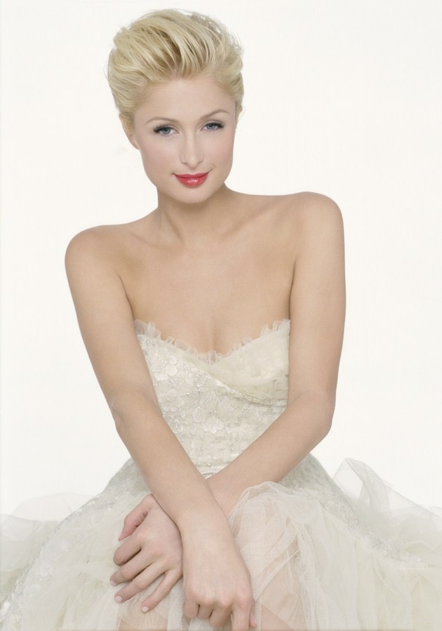 Gambar Foto Paris Hilton Berpose untuk Majalah Glamour