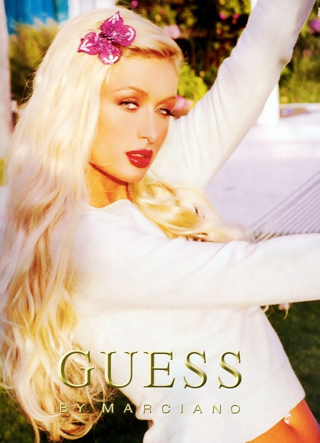 Gambar Foto Paris Hilton Berpose untuk Promo Guess Katalog Fashion
