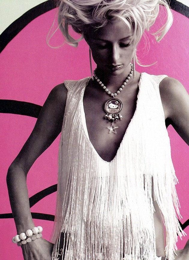 Gambar Foto Paris Hilton Berpose untuk Promo Versace Katalog Fashion