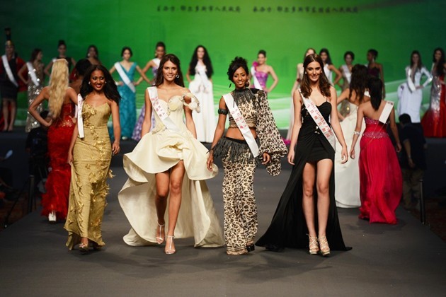 Gambar Foto Perwakilan Martinique, Serbia, Kenya dan Macedonia pada Malam 'World Fashion Designer Award 2012'