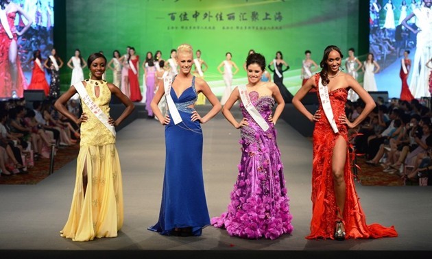 Gambar Foto Perwakilan Nigeria, Swedia, Indonesia dan Jamaika pada Malam 'World Fashion Designer Award 2012'