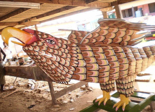 Gambar Foto Peti Jenazah Berbentuk Burung Elang