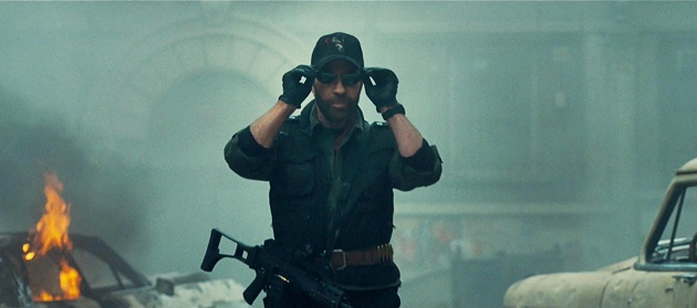 Gambar Foto Aksi Chuck Norris di Film The Expendables 2