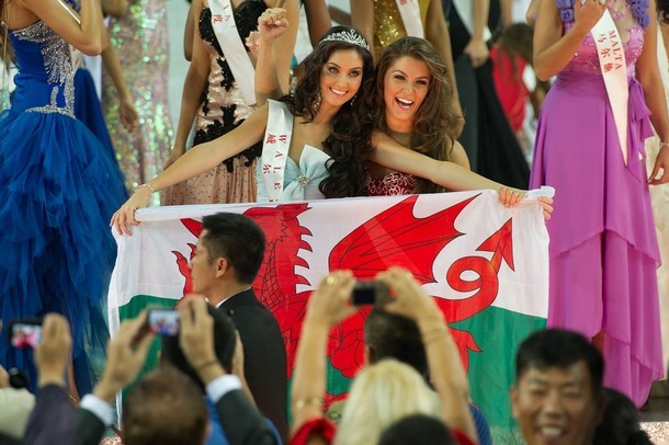 Gambar Foto Sophie Moulds dan Charlotte Holmes Seusai Malam Final