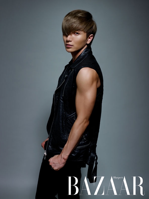 Gambar Foto Photoshoot Leeteuk di Majalah Harper's Bazaar