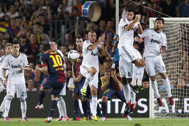  Foto  Lionel Messi Menendang Bola ke Arah Gawang Foto  2 