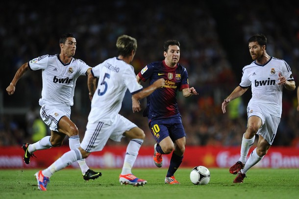 Gambar Foto Lionel Messi Dikepung Oleh Pemain Real Madrid di Laga El Clasico Supercopa 2012-2013