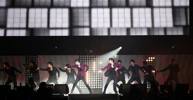 Gambar Foto Penampilan TVXQ di Konser Amerika Serikat