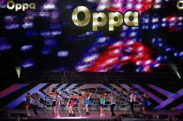 Foto EXO Bawakan Lagu 'History' di Konser Tokyo - Foto 2 dari 13