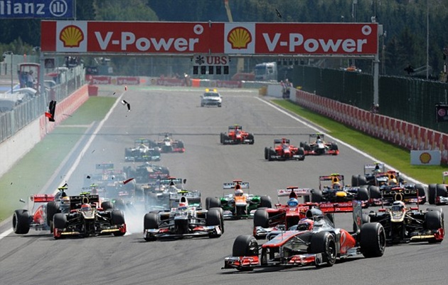 Gambar Foto Insiden Kecelakaan Yang Menimpa Romain Grosjean, Fernando Alonso, Lewis Hamilton dan Sergio Perez