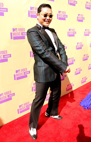Gambar Foto PSY di Red Carpet MTV VMAs 2012