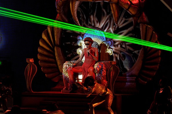 Gambar Foto Rihanna Tampil Menyanyi di Panggung MTV VMAs 2012