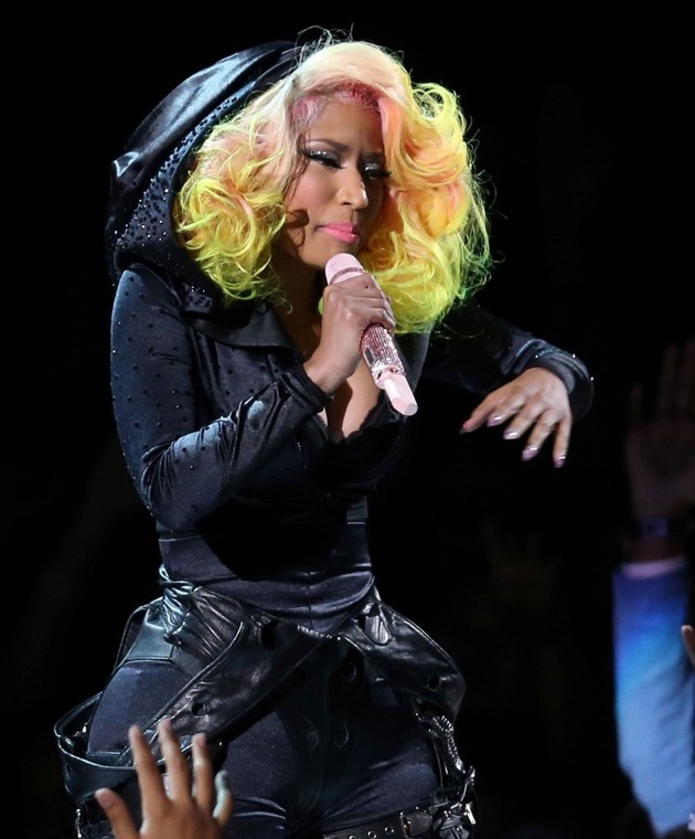 Gambar Foto Nicki Minaj Tampil Menyanyi di Panggung MTV VMAs 2012