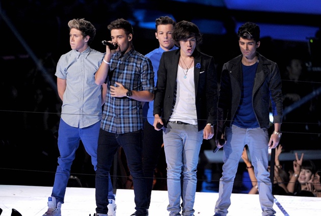 Gambar Foto One Direction Tampil Menyanyi di Panggung MTV VMAs 2012