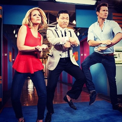 Gambar Foto PSY Saat di Acara 'Morning Buzz' Bersama Carrie Keagan dan Jason Dundas