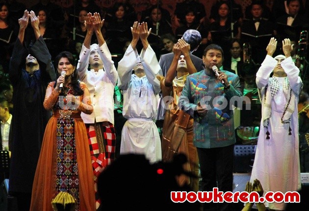 Gambar Foto Penampilan Rafika Duri dan Harvey Malaiholo di 'Pergelaran Multimedia Tembang Harmoni'