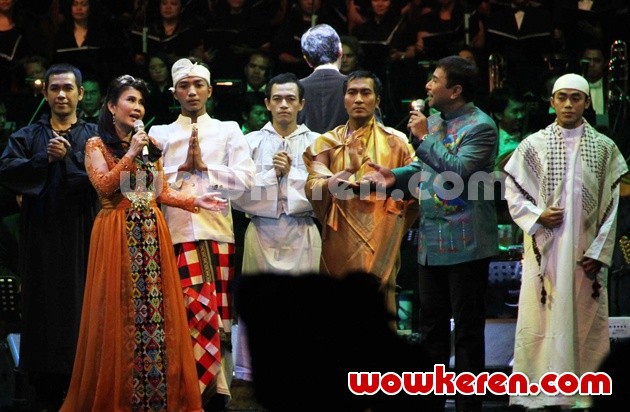 Gambar Foto Penampilan Rafika Duri dan Harvey Malaiholo di 'Pergelaran Multimedia Tembang Harmoni'