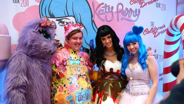 Gambar Foto Katy Perry Berfoto Dengan Fans