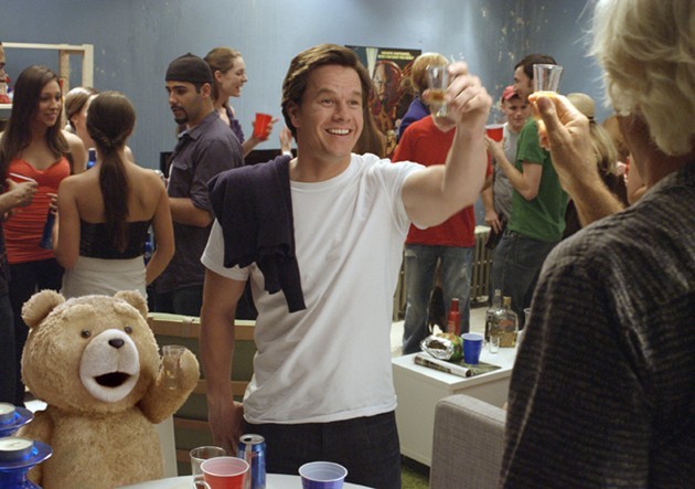 Gambar Foto Mark Wahlberg Sebagai John Bennett di Film 'Ted'