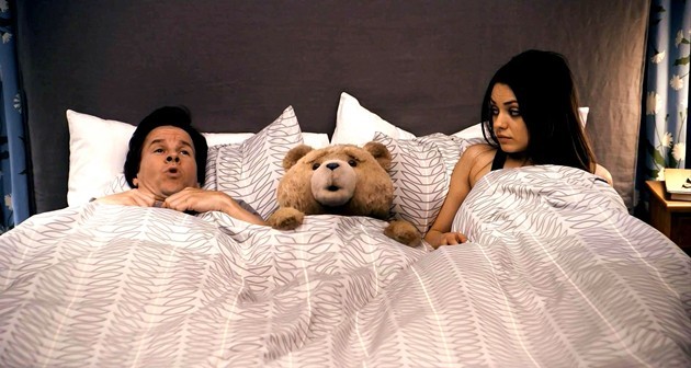 Gambar Foto Lori Collins Harus Rela Hidup Bersama John dan Ted di Apartemen yang Sama