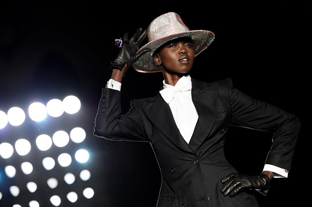 Gambar Foto Salah Satu Koleksi Topi Spring/Summer 2013 Karya Philip Treacy