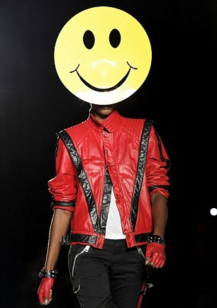 Gambar Foto Hiasan Kepala Emoticon Smile Karya Philip Treacy