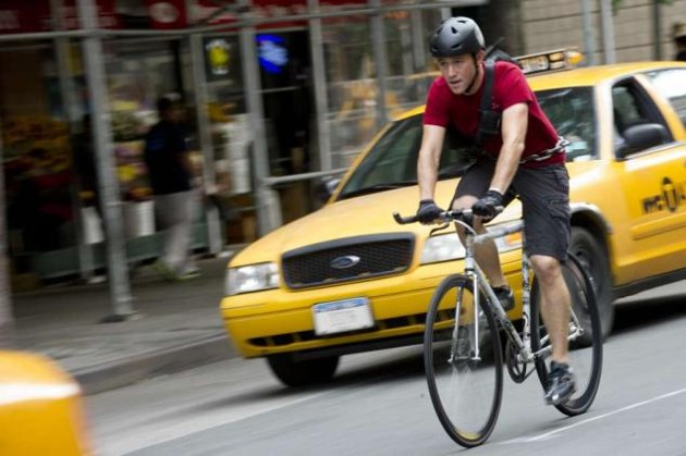 Gambar Foto Sebagai Kurir Sepeda Wilee Siap Menghindari Mobil, Taksi dan Menghindari Kemacetan