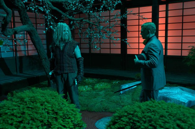 Gambar Foto Ron Perlman dan Kevin McKidd di Salah Satu Adegan