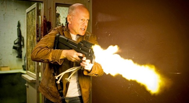 Foto Bruce Willis Berperan Sebagai Joe Saat Tua