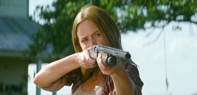 Gambar Foto Aksi Emily Blunt Menggunakan Senapan di Film 'Looper'