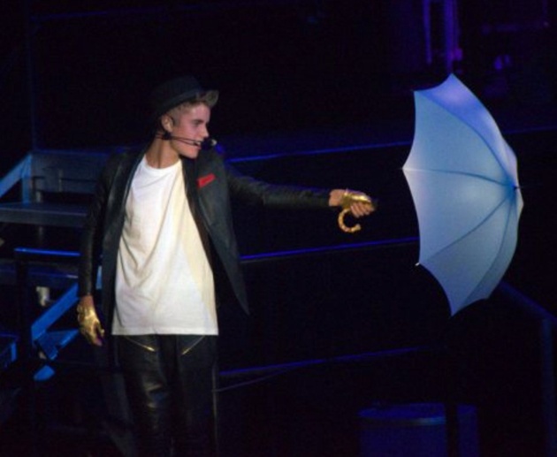 Gambar Foto Penampilan Justin Bieber Menggunakan Payung