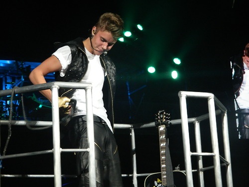 Gambar Foto Justin Bieber di Atas Crane