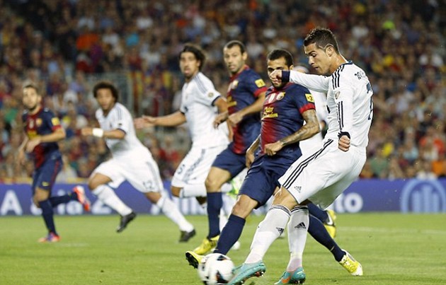 Gambar Foto Cristiano Ronaldo Coba Terobos Pertahanan Barcelona