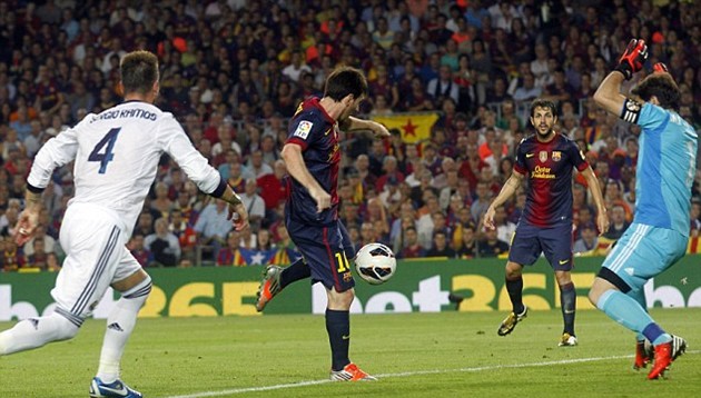 Gambar Foto Lionel Messi Bersiap Mencetak Gol
