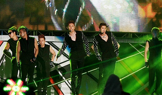 Gambar Foto Penampilan TVXQ di Gangnam Festival 2012