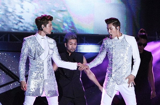Gambar Foto Penampilan TVXQ di Gangnam Festival 2012