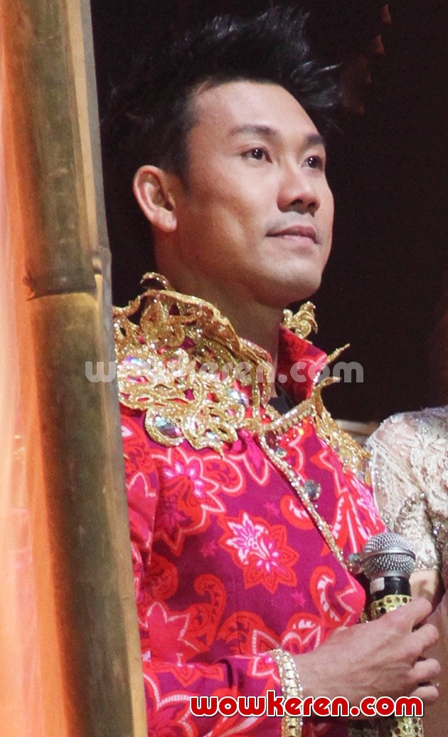 Gambar Foto Penampilan Denny Sumargo di HUT Global TV ke-10