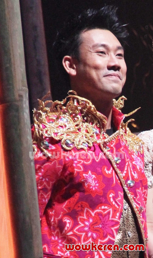 Gambar Foto Penampilan Denny Sumargo di HUT Global TV ke-10
