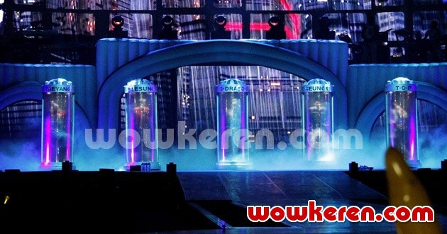 Gambar Foto Big Bang Berada di Dalam Tabung Saat Konser Dimulai