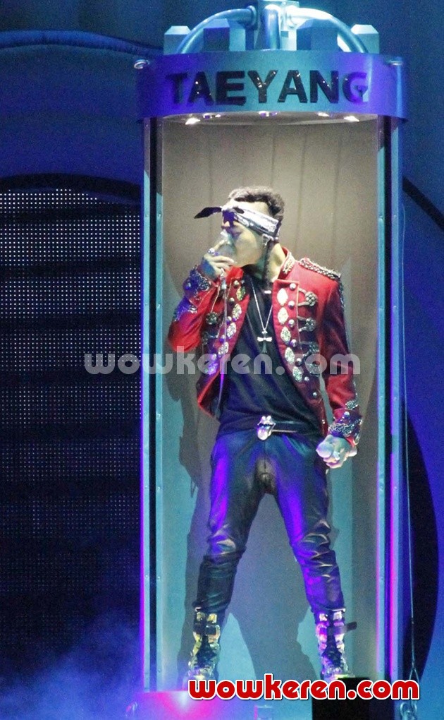 Gambar Foto Taeyang Big Bang Berada di Dalam Tabung Saat Konser Dimulai