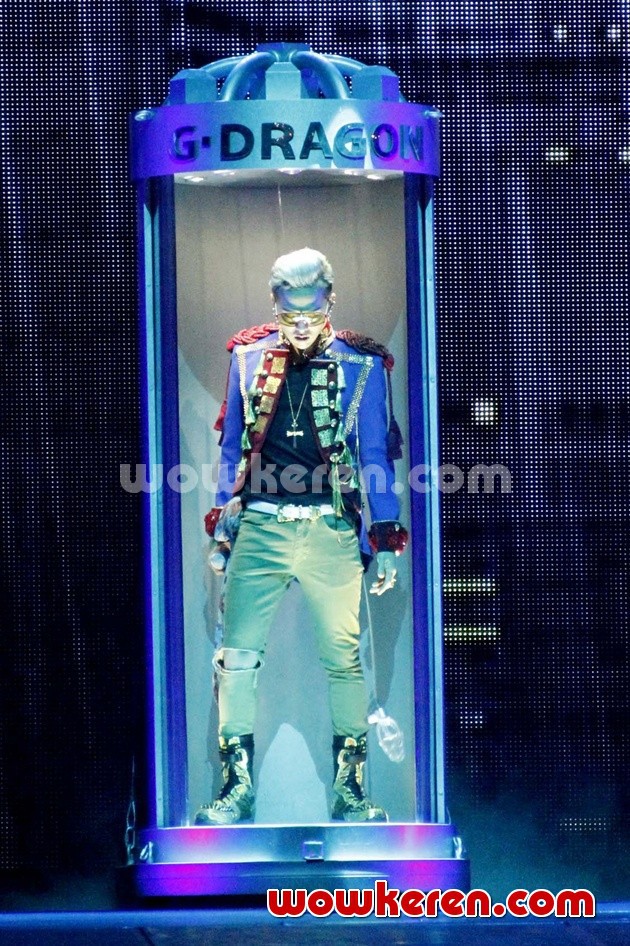 Gambar Foto G-Dragon Big Bang Berada di Dalam Tabung Saat Konser Dimulai
