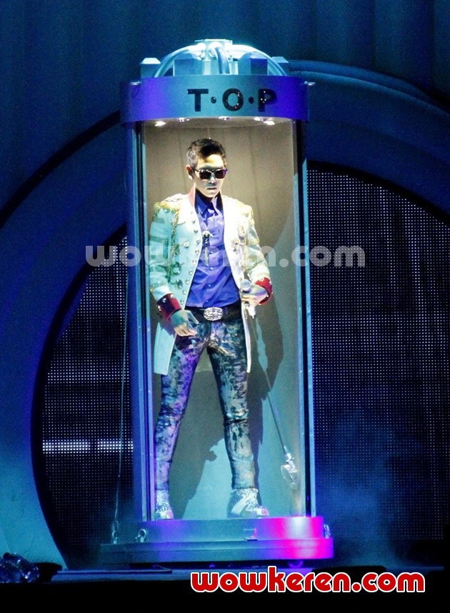 Gambar Foto T.O.P Big Bang Berada di Dalam Tabung Saat Konser Dimulai