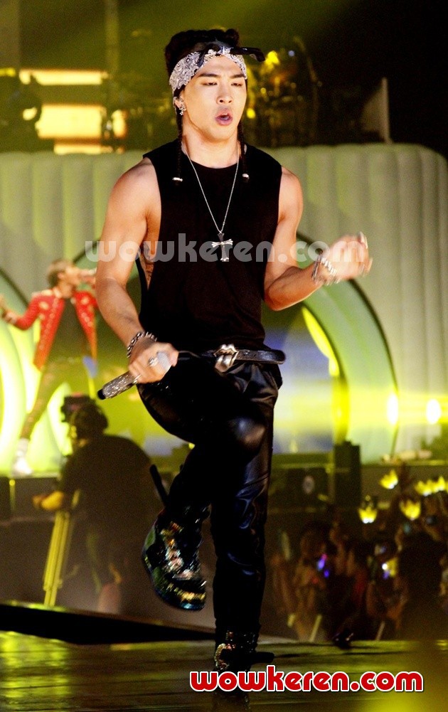 Gambar Foto Penampilan Taeyang Saat Konser